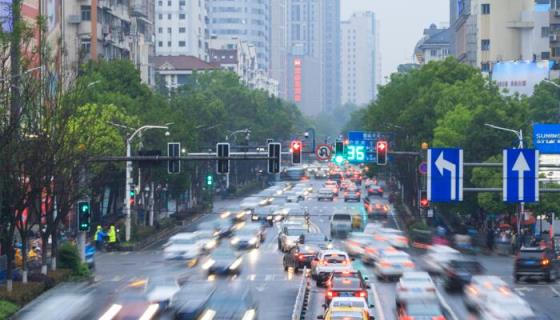 江苏未来三天雷雨活跃大风可达10级,南京今多云为主最高气温33℃