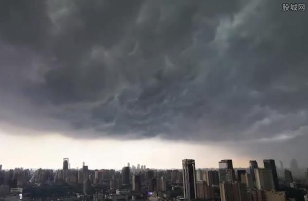 实拍上海暴雨：大雨倾盆白昼如夜,画面太可怕了